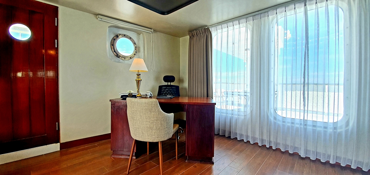 (Writing Desk at Living Room)